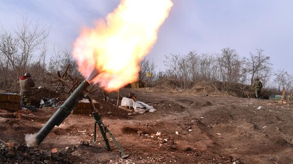 Pripadnici Narodne milicije LNR pucaju na položaje ukrajinskih snaga u pravcu Lisičanska - Sputnik Srbija