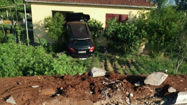Аутомобил улетео у кућу код Даниловграда - Sputnik Србија