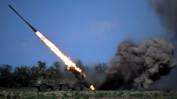 Višecevni bacač raketa Uragan jedinica Oružanih snaga Rusije tokom vojne operacije u Ukrajini - Sputnik Srbija