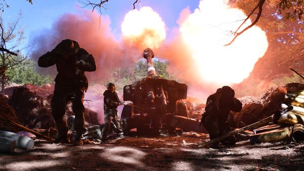 Припадници артиљеријског одреда Народне милиције ЛНР гађају положаје Оружаних снага Украјине у близини Попасне - Sputnik Србија