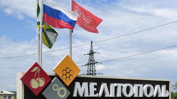 Zastava Rusije pored stele na ulazu u Melitopolj - Sputnik Srbija