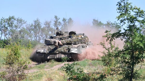 Tenk T-80 Narodne milicije LNR u blizini fronta u Luganskoj oblasti - Sputnik Srbija