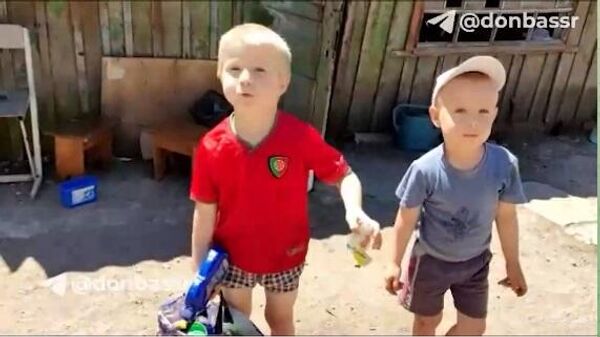 Деца Доњецка сањају да одрасту и постану војници  - Sputnik Србија