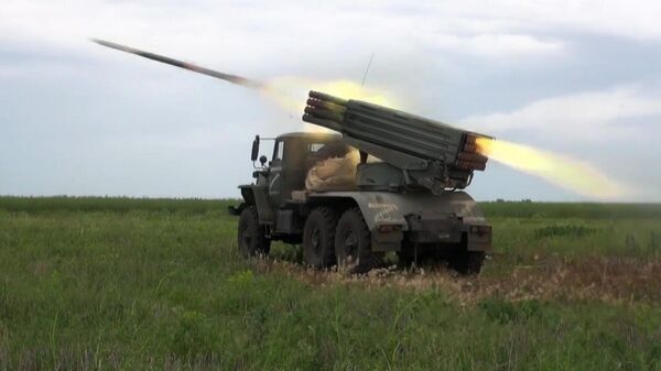 Ruski višecevni bacači raketa Grad tokom specijalne vojne operacije u Ukrajini - Sputnik Srbija