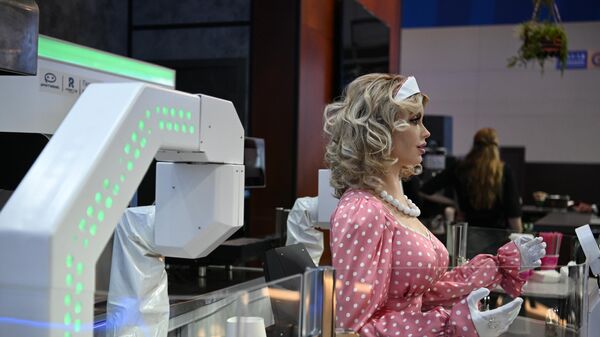 Robot na Međunarodnom ekonomskom forumu u Sankt Peterburgu - Sputnik Srbija