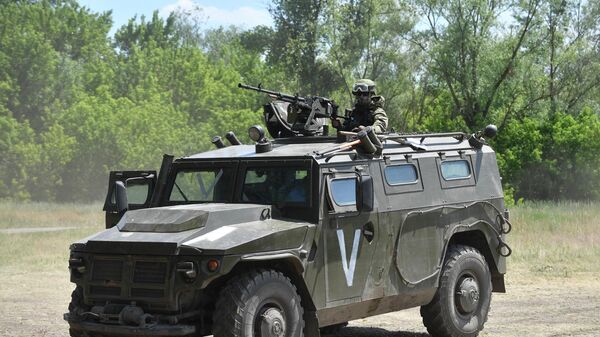 Oklopno vozilo Tigar Oružanih snaga Rusije u blizini ukrajinskog grada Izjum - Sputnik Srbija