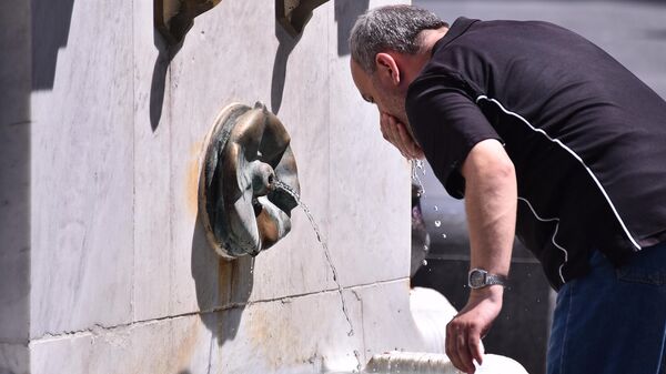 Čovek pije vodu iz ruke - Sputnik Srbija