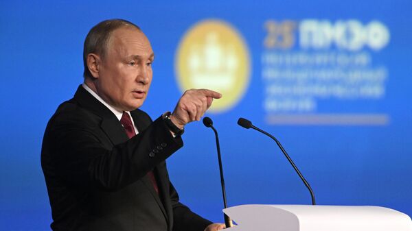 Vladimir Putin na Međunarodnom ekonomskom forumu u Sankt Peterburgu - Sputnik Srbija
