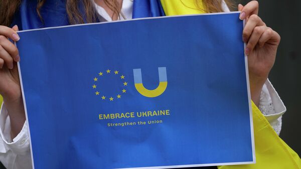 Članovi ukrajinske zajednice u Portugaliji na mitingu podrške ulasku Ukrajine u EU ispred ambasade Holandije u Lisabonu - Sputnik Srbija