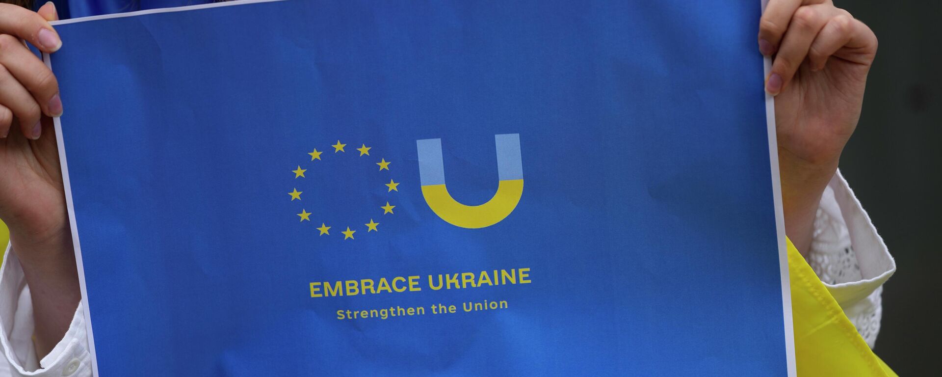 Чланови украјинске заједнице у Португалији на митингу подршке уласку Украјине у ЕУ испред амбасаде Холандије у Лисабону - Sputnik Србија, 1920, 19.06.2022