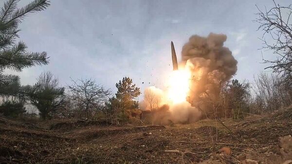 гађање украјинских складишта муниције и наоружања ракетама система Искандер  - Sputnik Србија