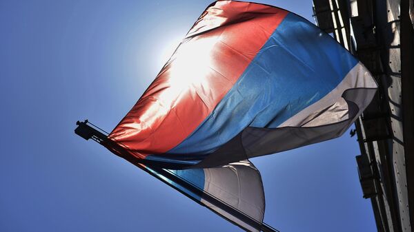 Zastava Srbije obasjana sunčevim zracima - Sputnik Srbija