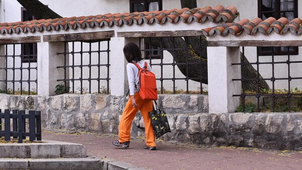 Devojčica se vraća kući iz škole - Sputnik Srbija