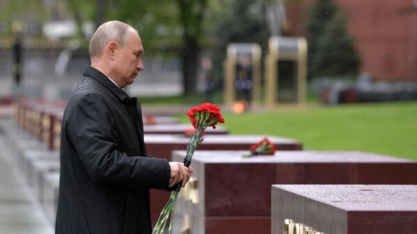 Vladimir Putin položio cveće na grobu neznanog junaka u Moskvi - Sputnik Srbija