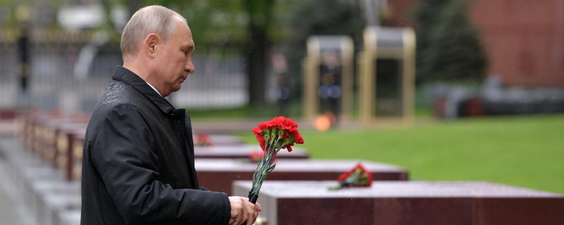Владимир Путин положио цвеће на гробу незнаног јунака у Москви - Sputnik Србија, 1920, 22.06.2022