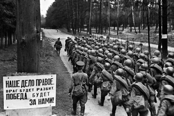 Objavljena je hitna mobilizacija. Kolone boraca kreću na front. Moskva, 23. juna 1941. godine. - Sputnik Srbija