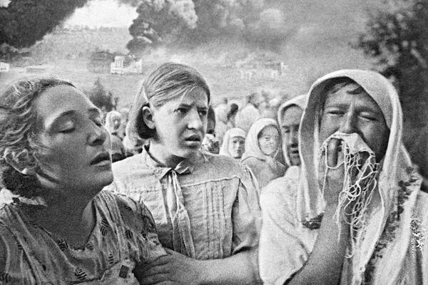 Evakuacija žena. U pozadini je zapaljeno selo Gruški. 23. juna 1941. Ukrajina. - Sputnik Srbija