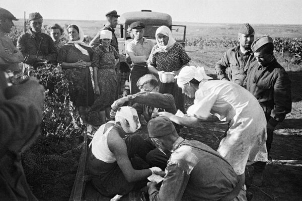 Medicinske sestre pomažu prvim ranjenicima nakon nacističkog vazdušnog napada kod Kišinjeva. - Sputnik Srbija