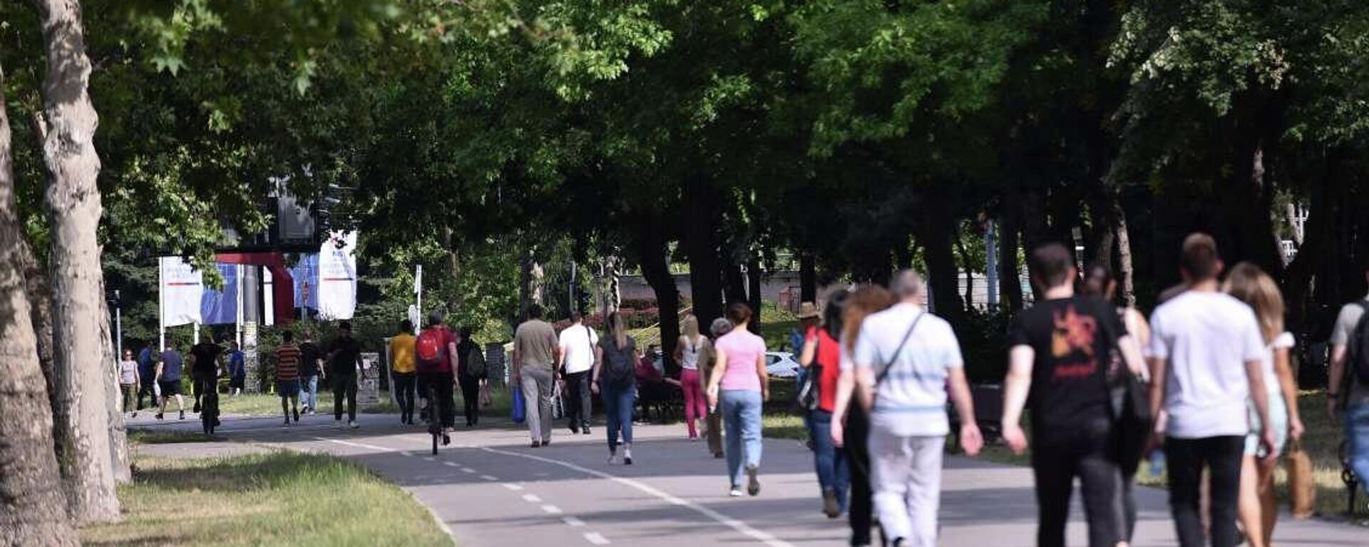 Због блокаде ауто-пута током протеста дела радника Фијата многи иду пешице - Sputnik Србија, 1920, 07.10.2022