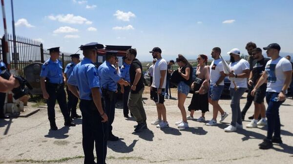 Коовска полиција претреса испред Газиместана - Sputnik Србија