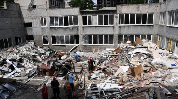 Восстановительные работы в разрушенной в результате обстрелов школы № 65 Мариуполя - Sputnik Србија