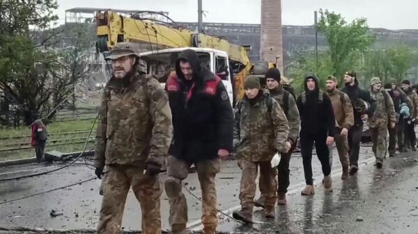 Ukrajinski vojnici koji su se predali ruskim i snagama DNR u Marijupolju - Sputnik Srbija