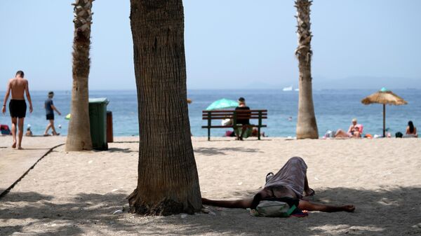Грци на плажама траже спас од високих температура. - Sputnik Србија