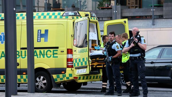Danska policija i hitna pomoć ispred tržnog centra u Kopenhagenu gde je više ljudi ranjeno u pucnjavi - Sputnik Srbija