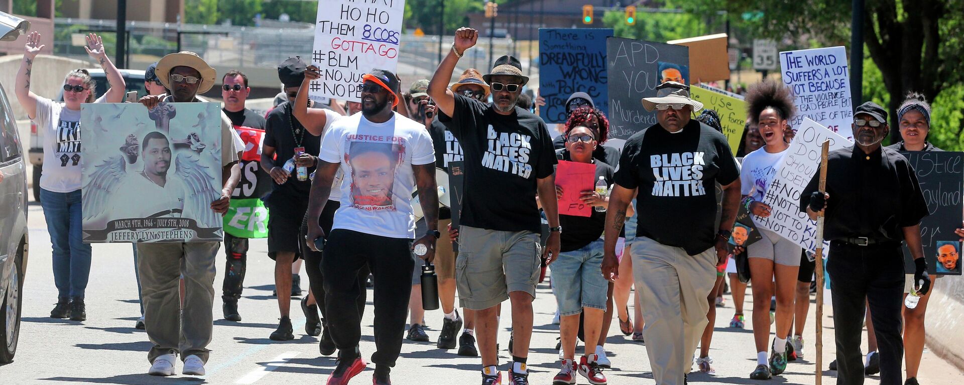 Protest u Akronu u Ohaju zbog ubistva Afroamerikanca, kog je usmrtila policija sa 60 hitaca - Sputnik Srbija, 1920, 03.07.2022