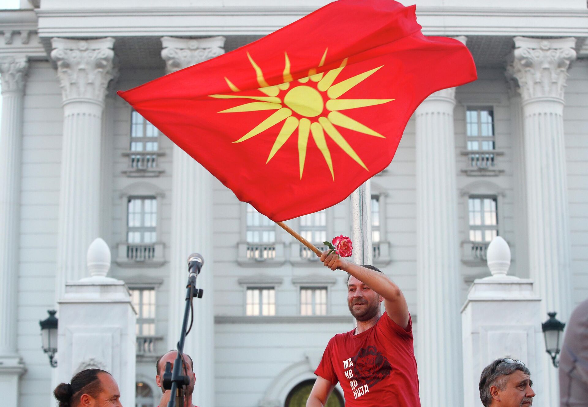 Demonstrant sa starom nacionalnom zastavom na antivladinom protestu u Skoplju - Sputnik Srbija, 1920, 11.07.2022
