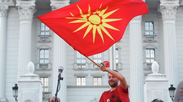 Демонстрант са старом националном заставом на антивладином протесту у Скопљу - Sputnik Србија