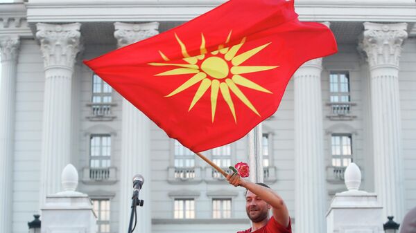 Demonstrant sa starom nacionalnom zastavom na antivladinom protestu u Skoplju - Sputnik Srbija