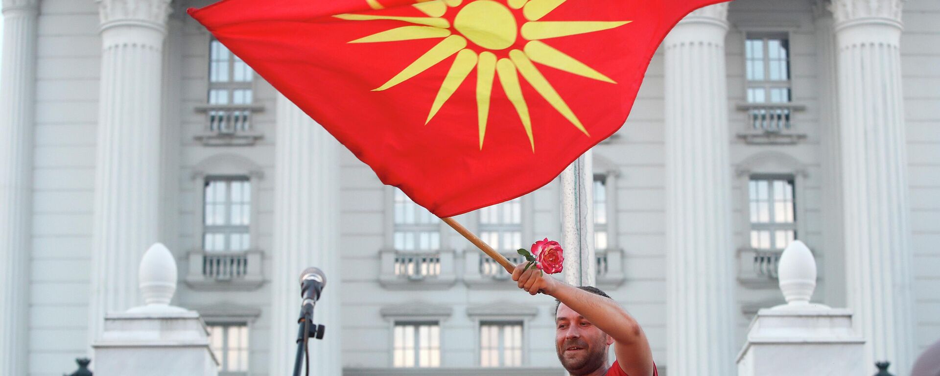 Demonstrant sa starom nacionalnom zastavom na antivladinom protestu u Skoplju - Sputnik Srbija, 1920, 31.07.2023