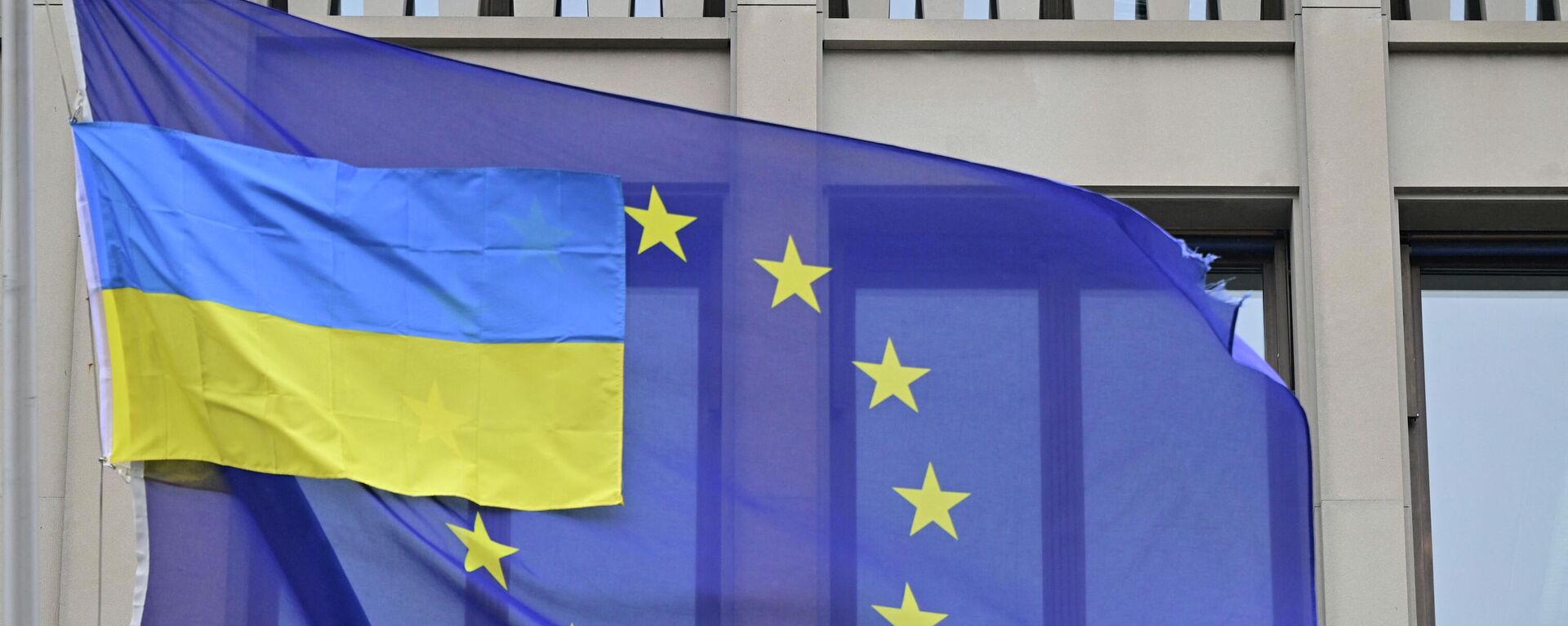 Zastave Ukrajine i Evropske unije ispred predstavništva EU u Berlinu - Sputnik Srbija, 1920, 06.07.2022