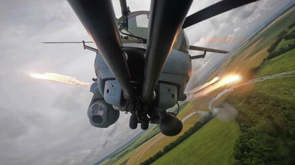 Borbeni helikopter Mi-35 tokom specijalne vojne operacije Rusije u Ukrajini - Sputnik Srbija