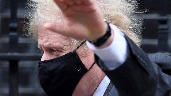 Britanski premijer Boris Džonson napušta Dauning strit sa maskom - Sputnik Srbija