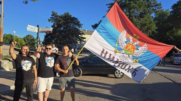 Грађани са тробојкама у Никшићу прослављају Дан државности Црне Горе - Sputnik Србија