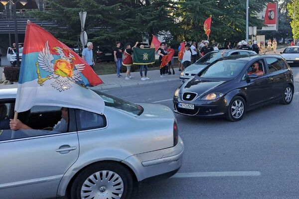 Грађани са тробојкама у Никшићу прослављају Дан државности Црне Горе - Sputnik Србија