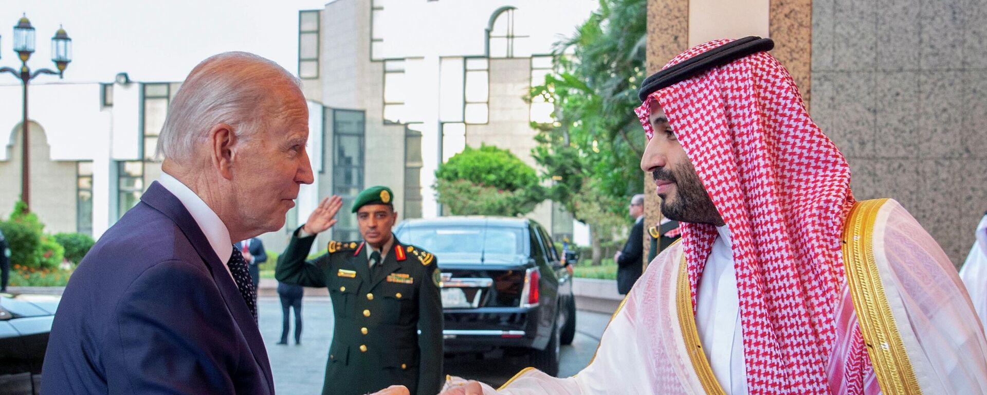Američki predsednik Džozef Bajden sa saudijskim prestolonaslednikom Mohamedom bin Salmanom, u poseti Saudijskoj Arabiji  - Sputnik Srbija, 1920, 09.06.2023