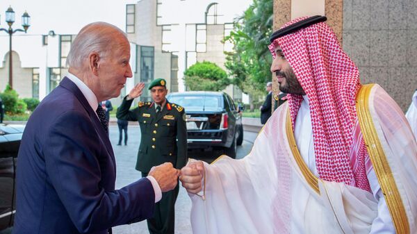 Američki predsednik Džozef Bajden sa saudijskim prestolonaslednikom Mohamedom bin Salmanom, u poseti Saudijskoj Arabiji  - Sputnik Srbija