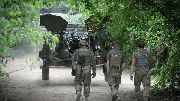 Ukrajinski vojnici pored američke haubice M777  - Sputnik Srbija