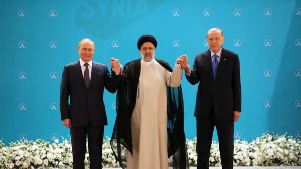 Руски председник Владимир Путин, ирански лидер Ибрахим Раиси и председник Турске Реџеп Тајип Ердоган - Sputnik Србија