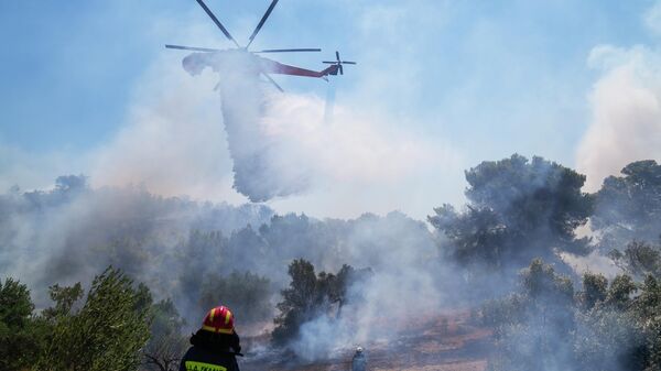 Ватрогасци гасе пожар у брдима у околини Атине - Sputnik Србија