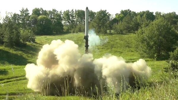 Лансирање ракете из система Искандер током специјалне војне операције у Украјини - Sputnik Србија