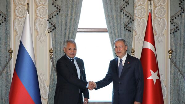  Sastanak ministra odbrane Rusije Sergeja Šojgua sa turskim kolegom Hulusijem Akarom - Sputnik Srbija