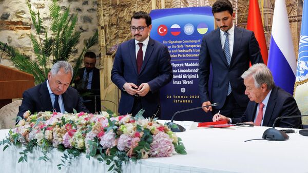 Потписивање споразума о укидању ограничења на испоруку руских производа за извоз и о помоћи Русије у извозу украјинског жита у Истанбулу - Sputnik Србија