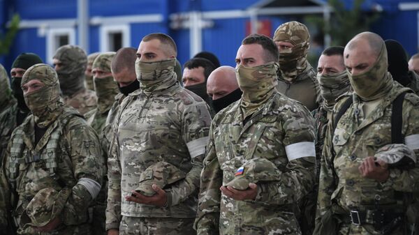 Oficiri OMON-a koji su se vratili iz zone specijalne operacije dočekani su na Krimu - Sputnik Srbija