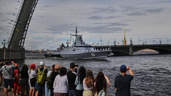 Мали ракетни брод Одинцово пролази испод Троицког моста у Санкт Петербургу - Sputnik Србија
