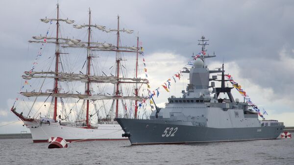 Korveta Bojki i brod Sedov na pomorskoj paradi u Sankt Peterburgu - Sputnik Srbija