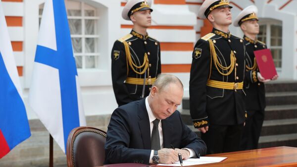 Predsednik Rusije Vladimir Putin potpisuje novu pomorsku doktrinu - Sputnik Srbija
